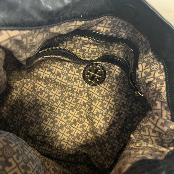 TORY BURCH destressed hobo Black Leather Shoulder Bag with Gold accents - Picture 4 of 12